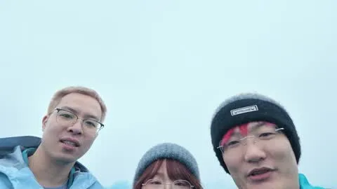 三个人调好镜头，和远处的冰川合影