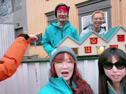 小房子前一起拍视频