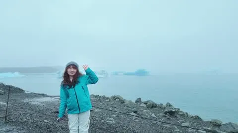 指向远方冰河湖的大冰块