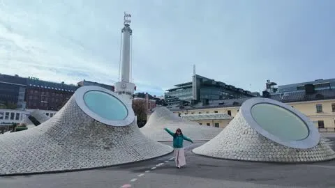 外星人建筑前轮流拍
