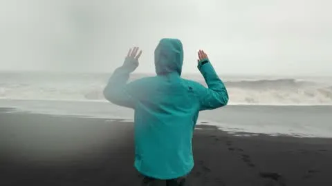 走向大海，又被浪赶回来