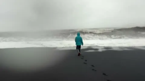 走向大海，又被浪赶回来