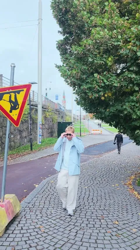 路牌旁边合照