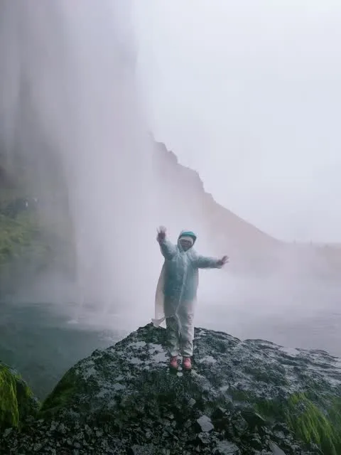 瀑布下淋水，淋个透