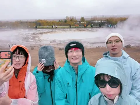蹲着等间歇泉的合影