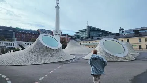 外星人建筑前轮流拍