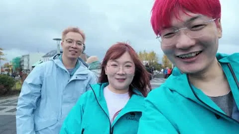 出了教堂，搞笑自拍一段