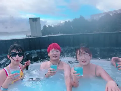先合影，再龙哥和万丽合拍