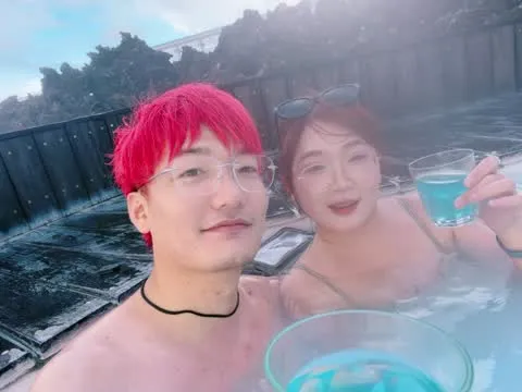 先合影，再龙哥和万丽合拍