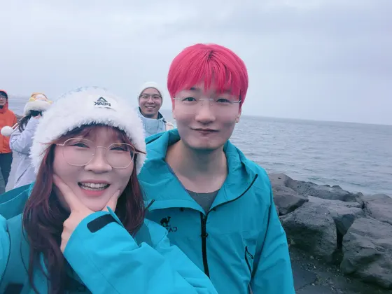 两人合影，其他人乱入