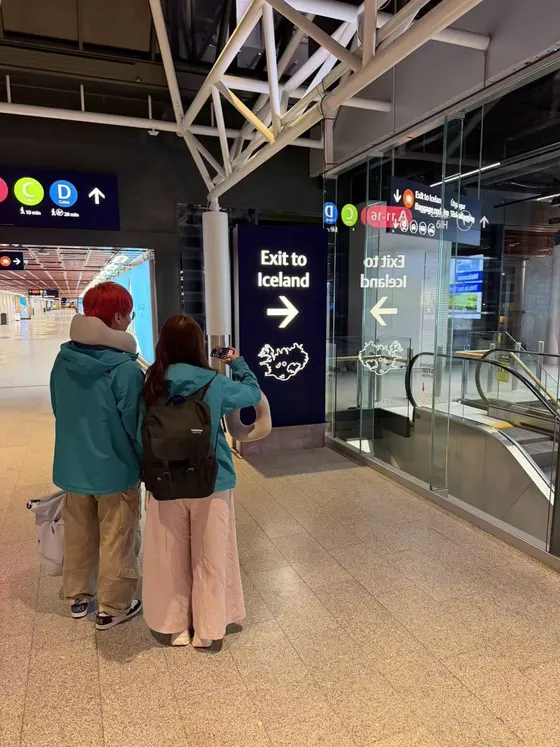 Exit to Iceland 牌子前合照