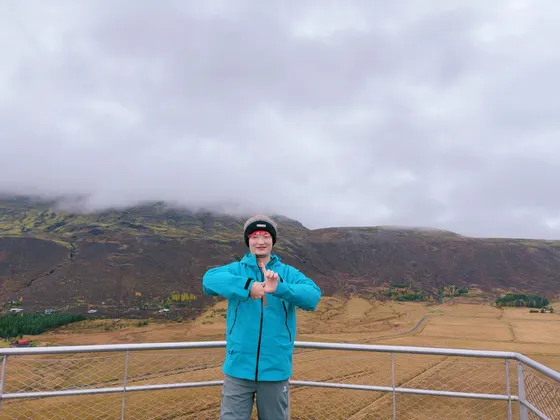 山顶的嘉豪手势